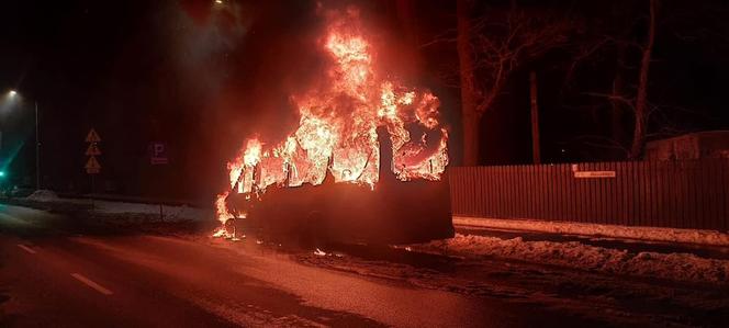 Bus stanął w ogniu! Samochód doszczętnie spłonął