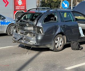 Ciężarówka zmiażdżyła cztery pojazdy. Sześć osób rannych, w tym dzieci. Lądował śmigłowiec LPR