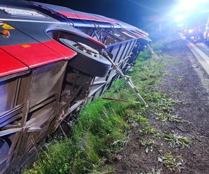 Wypadek autokaru wojskowego na autostradzie A4. Wielka akcja służb ratunkowych [ZDJĘCIA]