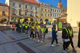 Odblaskowy Marsz w Tarnowie: Uczniowie SP 25 promują bezpieczeństwo