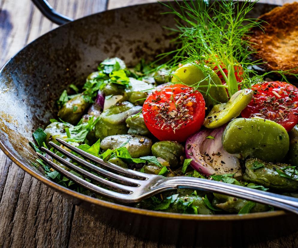 Sałatka z bobu i pomidorów - sekret jej smaku tkwi w prostocie