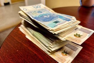 Seniorka oszukiwała seniorów z Małopolski i Podkarpacia! Pomagali jej dwaj taksówkarze