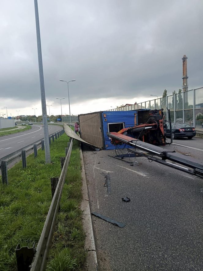 Kielce. Wypadek na ul. Grunwaldzkiej. Ciężarówka przewróciła się po zahaczeniu o wiadukt [ZDJĘCIA].