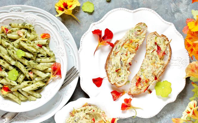 Odżywcze pesto z liści i kwiatów nasturcji: pyszny sos dla zdrowia
