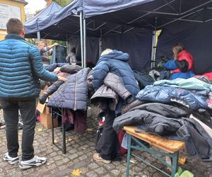 ​Trwa finał akcji „Podziel się kurtką - Przytul kurtkę” w Lesznie. Dzielących się i korzystających nie brakuje