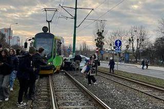 Poważny wypadek na Zamenhofa w Poznaniu. Tramwaj zderzył się z samochodem osobowym