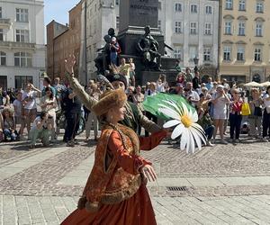 Polonez wiosenny na Rynku Głównym w Krakowie