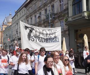 Pochód Juwenaliowy Łódzkich Uczelni. Studenci przejęli Łódź! [ZDJĘCIA]