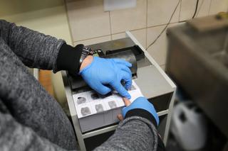 Gumową pałą atakowali kobiety