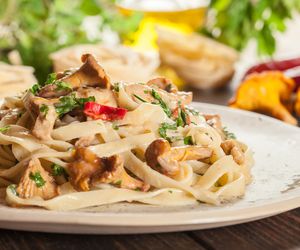 Makaron z kurczakiem i kurkami w białym sosie bez śmietany