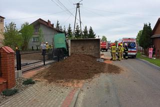 Wola Radłowska. 21-latek nie zapanował nad bmw. Uderzył w ciężarówkę z ziemią