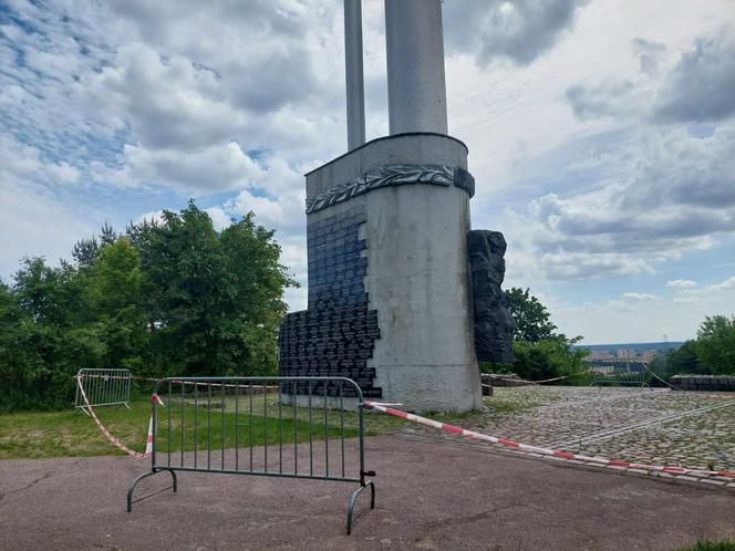 Pomnik w Dolinie Śmierci w Fordonie jest w opłakanym stanie. Jeden z kłosów wygląda na ułamany, a teren jest ogrodzony taśmą