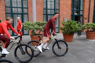 Piłkarze przyjechali na trening rowerami. Skorupski się zgubił