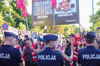 Protesty w Warszawie. Demonstrantów oddzielał policyjny kordon
