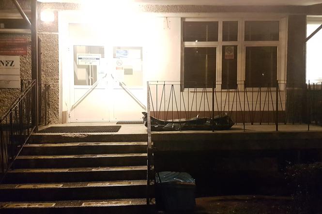 CIALO PORZUCONE PRZED PRZYCHODNIA