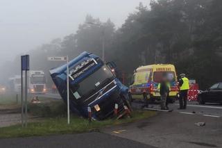 Śmiertelny wypadek w Ostrzeszowie! Trzyosobowa rodzina wjechała pod tira 