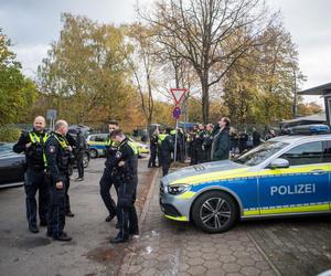 Niemieckie jednostki policji szturmują szkołę w Hamburgu po doniesieniach o bandycie