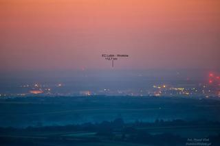 Komin elektrociepłowni na lubelskim Wrotkowie widziany z Gór Świętokrzyskich