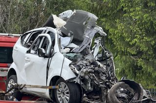 Makabra na drodze pod Grójcem. Osobowe suzuki czołowo zderzyło się z ciężarówką