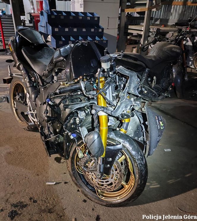 Jelenia Góra. Kask skradziony z krzyża przy ul. Wolności został odnaleziony. To pamiątka na cześć zmarłego motocyklisty [ZDJĘCIA].