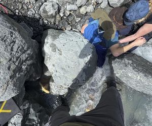 Przygniótł go 300-kilogramowy głaz i żyje! Zobacz zdjęcia z akcji ratunkowej