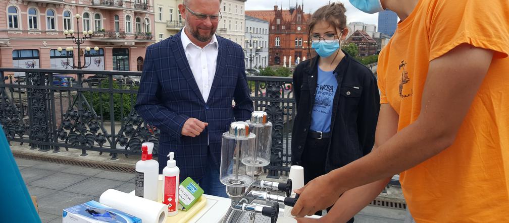 W centrum Bydgoszczy rozdają darmową wodę