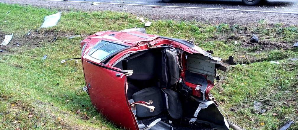 Bielsk Podlaski – Kleszczele. Samochód rozpadł się na pół po uderzeniu przez terenówkę