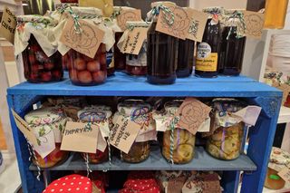 Świąteczny kiermasz w Żelistrzewie 2024. Klimat i cudowne zapachu czuć było z daleka [GALERIA]