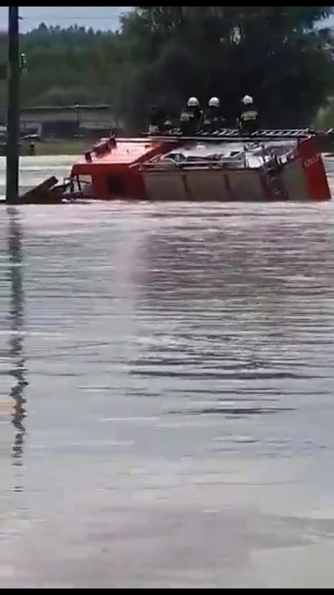 Strażacy dostali promese na zakup nowego wozu po powodzi