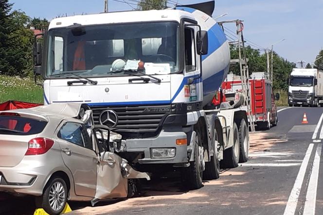 67-latka zginęła po zderzeniu z betoniarką! Makabryczny wypadek na DK19 pod Strzyżowem [AKTUALIZACJA]