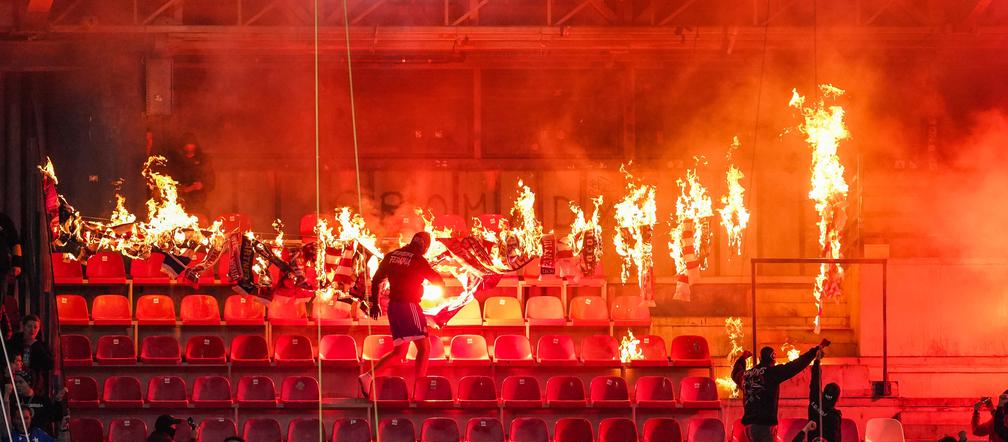 Kibice Wisły Kraków podpalili własny stadion