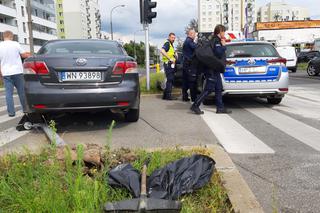 Roztrzaskany radiowóz na Ursynowie. Policjanci uderzyli w osobówkę