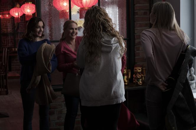 Przyjaciółki 15 sezon, odc. 180: Zuza (Anita Sokołowska), Patrycja (Joanna Liszowska), Anka (Magdalena Stuzyńska), Inga (Małgorzata Socha)