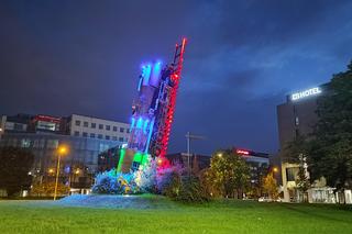 To największa rzeźba miejska w Polsce. Lokomotywa jak z Podróży do przyszłości