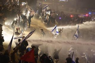 Izrael płonie! Starcia pod domem premiera Netanjahu, armatki wodne w akcji