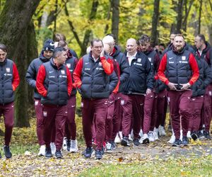 Reprezentacja zmokła na spacerze. Lewandowski się krył przed deszczem