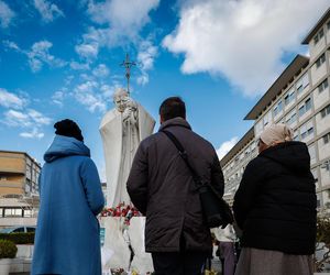 Wierni modlą się o zdrowie Papieża Franciszka