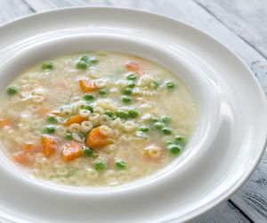 Zupa pastina. Włoski przysmak z orzo lub zacierkami, idealny na chłody