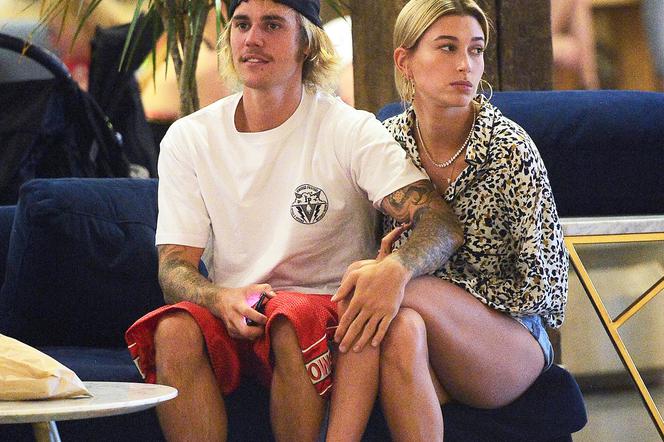 Justin Bieber i Hailey Baldwin trzymają się za ręce