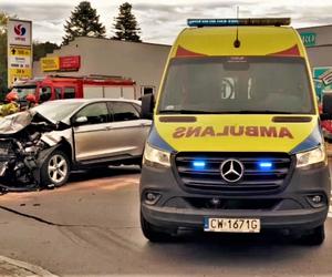 Poważny wypadek koło Włocławka. Autobus zderzył sie z osobówką