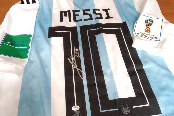 Pozwól innym odetchnąć i wylicytuj koszulkę z podpisem Leo Messiego! 