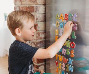 Magnesy ozdobne, magnetyczne farby i folie oraz gadżety – magnetyczny alfabet