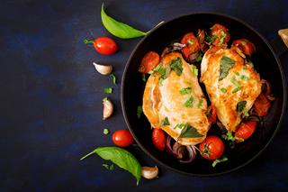 Zapiekane soczyste piersi kurczaka nadziewane cebulą: przepis na proste i aromatyczne danie