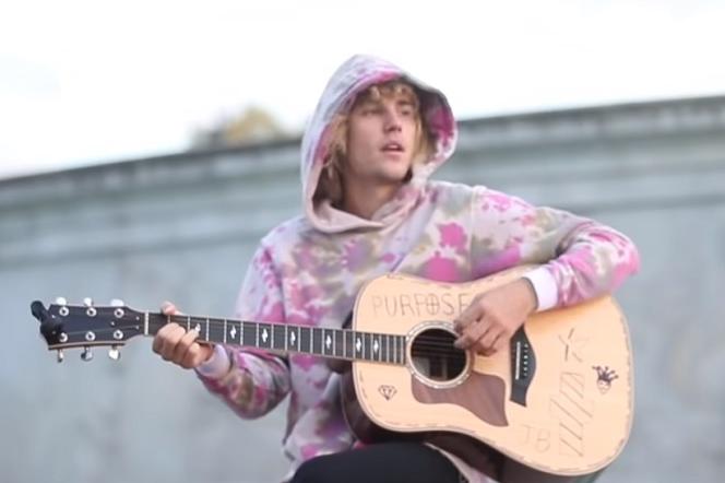 Justin Bieber śpiewa serenadę! To naprawdę romantyczne [VIDEO]