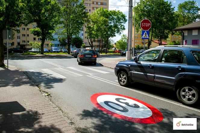 Bełchatów: Kolejne piktogramy na ulicach. Czemu mają służyć znaki naklejone na asfalcie? 