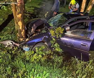 32-latek huknął oplem w drzewo. Rannego pasażera zostawił na pastwę losu