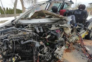 Makabryczny wypadek. Opel zmasakrowany. Zginął młody kierowca [ZDJĘCIA]