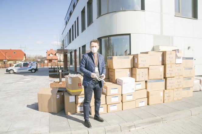 Setki tysięcy sztuk sprzętu ochronnego trafiło do szpitali