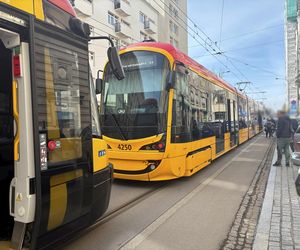 Paraliż w centrum Warszawy. Kierowca BWM zaparkował na torach. Wszystko stanęło!