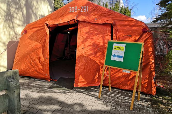 Namiot przy szpitalu przy ulicy Lutyckiej
